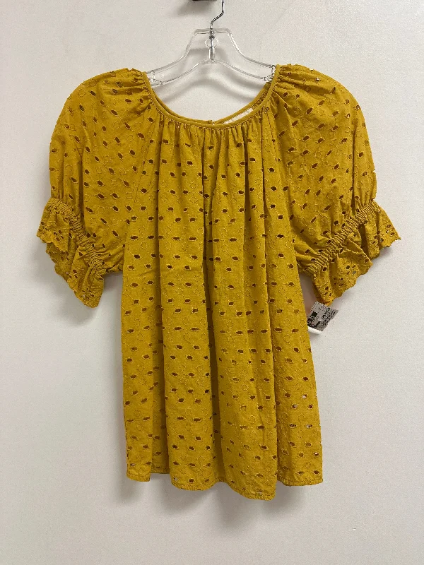 Top Short Sleeve By Universal Thread In Yellow, Size: Xs